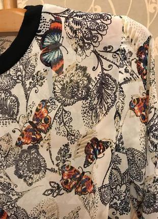 Очень красивая и стильная брендовая блузка в цветах и бабочках.5 фото