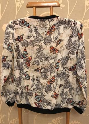 Очень красивая и стильная брендовая блузка в цветах и бабочках.2 фото