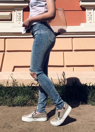 Красивые и модные , рванные джинсы от replus. размер 30 ,  m-l .идеальное состояние