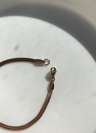 Базовый стильный тонкий браслет в цвете розовое золото4 фото