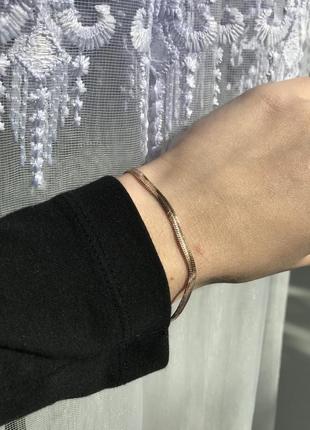 Базовый стильный тонкий браслет в цвете розовое золото5 фото