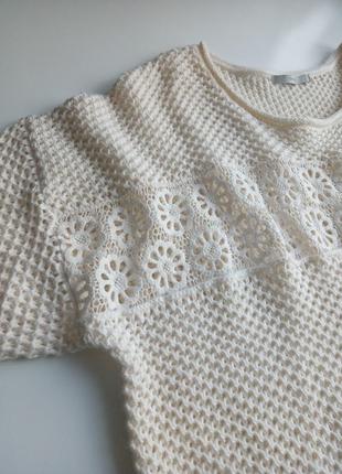 Красивый свитер крупной вязки из натуральной ткани с коротким рукавом молочного цвета