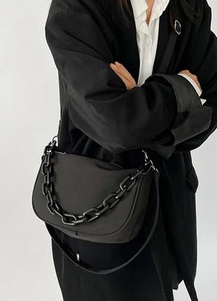 Чорна сумочка з ланцюжком і двома ремінцями1 фото
