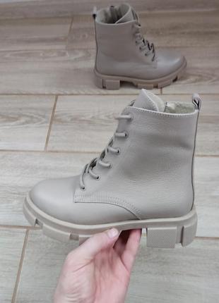 Жіночі шкіряні зимові черевики.