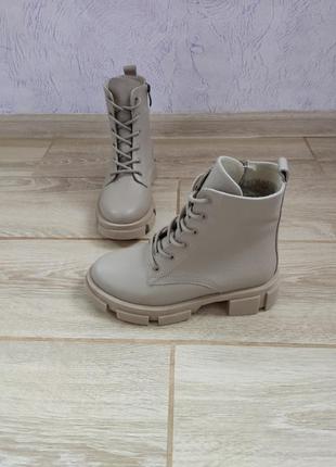 Жіночі шкіряні зимові черевики.