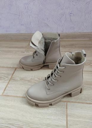 Жіночі шкіряні зимові черевики.