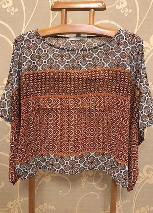 Очень красивая и стильная брендовая блузка в узорах.