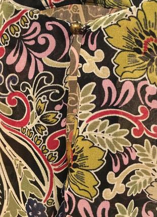 Очень красивая и стильная брендовая блузка в цветах.