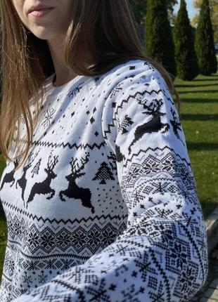 Білий светр з оленями святковий гарний теплий8 фото