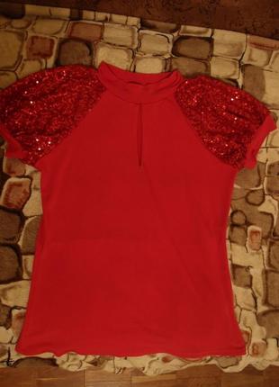 Яскрава футболка