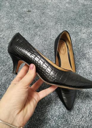 Класичні туфлі човники шкіряні clarks6 фото