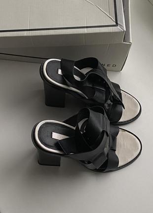 Чёрные женские босоножки на каблуке lost ink4 фото