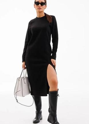 Жіноче тепле в'язане чорне плаття міді із розрізом на нозі