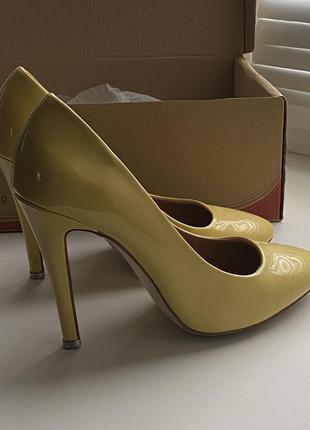 Жіночі жовті лаковані туфлі zara