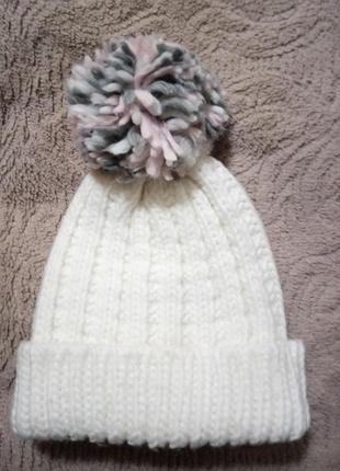 Гарна шапочка зефирка для дівчинки біла з помпоном на 1-3 роки1 фото
