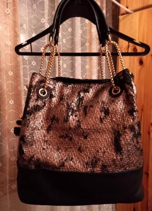 Женская сумка из хорошего кожзама чёрно-золотого дизайна