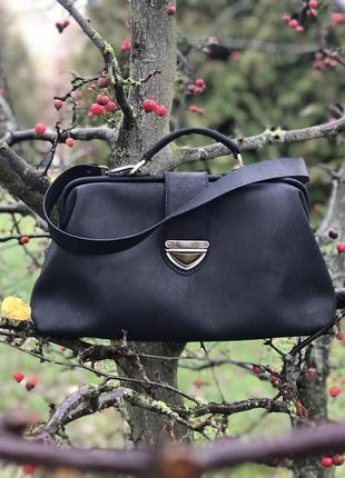 Чорна шкіряна жіноча сумка-саквояж ручної роботи6 фото