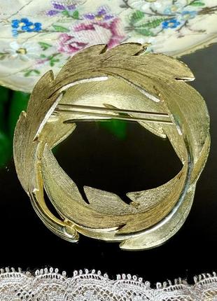 Вінтажна кругла брошка з листочком1 фото