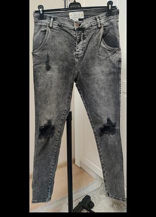 L 48р джинсы с рваными коленями siksilk