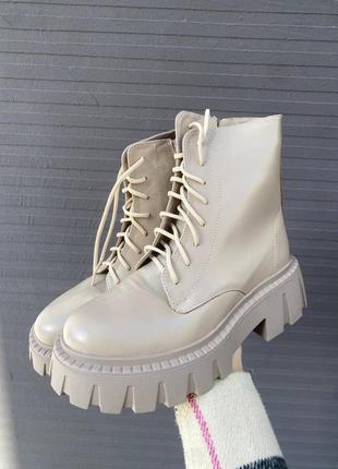 Зимние массивные кожаные ботинки на тракторной подошве с мехом натуральная кожа бежевые светлый беж крем кремовые теплые сапожки зима