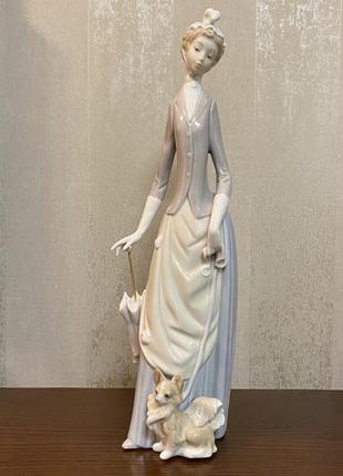 Фарфоровая статуэтка lladro «дама с собачкой».