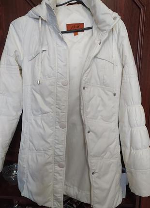 Куртка утеплена .