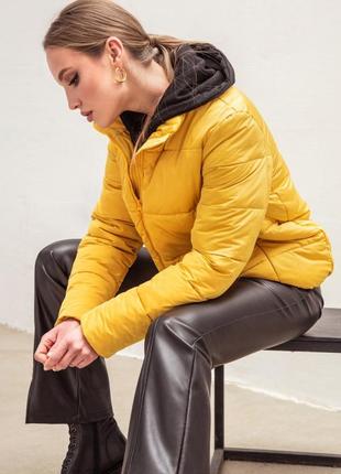 Коротка жіноча демісезонна куртка з коміром-стійкою утеплена силіконом сіра металік8 фото