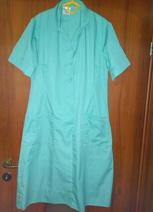 Медицинский халат берюзового цвета.