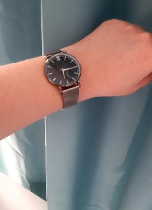 Гарний металевий годинник, графіт.