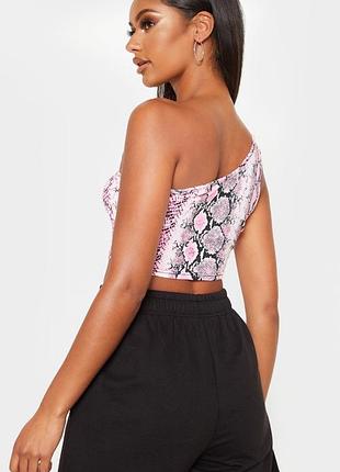 Короткий топ на одне плече в рожевий зміїний принт prettylittlething2 фото