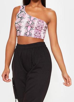 Короткий топ на одне плече в рожевий зміїний принт prettylittlething3 фото