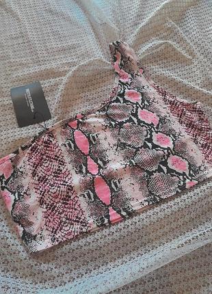 Короткий топ на одне плече в рожевий зміїний принт prettylittlething9 фото