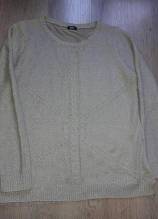 Красивенный свитер с необычной спинкой.