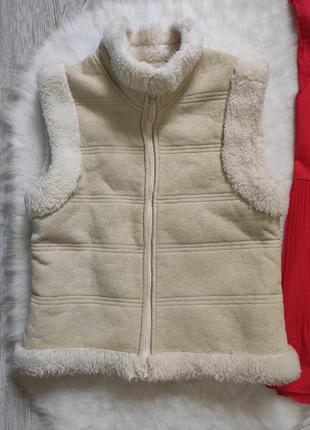 Белая бежевая короткая меховая жилетка безрукавка теплая на овчине зимняя с мехом внутри3 фото