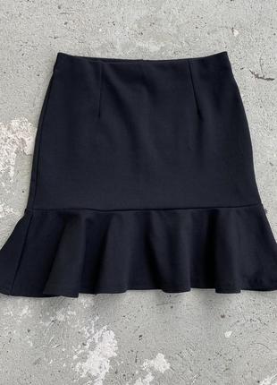 Чорна базова юбка з рюшкою asos