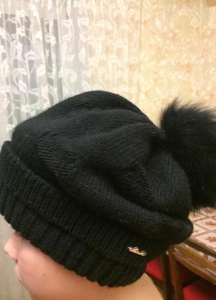 Черная шапка с помпоном