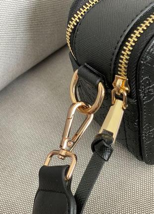 Guess zippy стильна чорна сумка чорна/золота8 фото