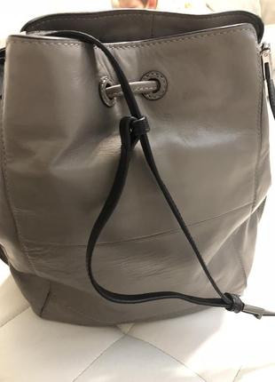 Стильная кожаная сумка серого цвета3 фото