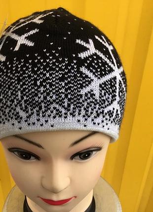 Спортивная шапка снежинка новая