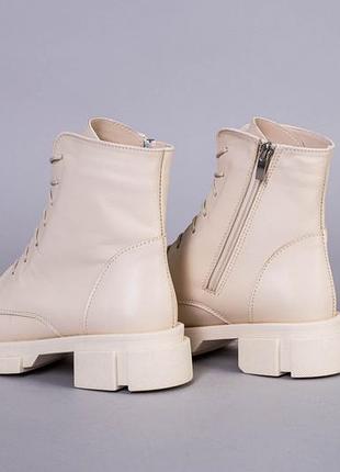 Ботинки женские кожаные молочного цвета на шнурках и с замком зимние