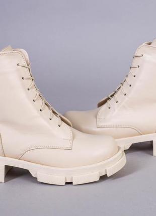 Ботинки женские кожаные молочного цвета на шнурках и с замком зимние