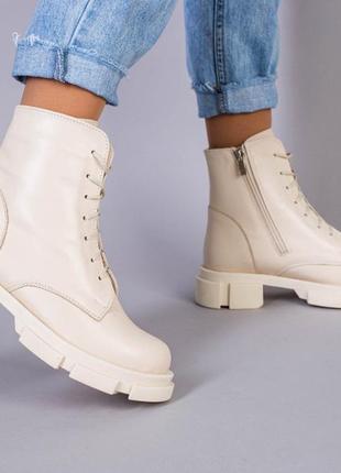 Ботинки женские кожаные молочного цвета на шнурках и с замком зимние
