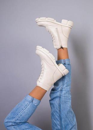 Ботинки женские кожаные молочного цвета на шнурках и с замком зимние