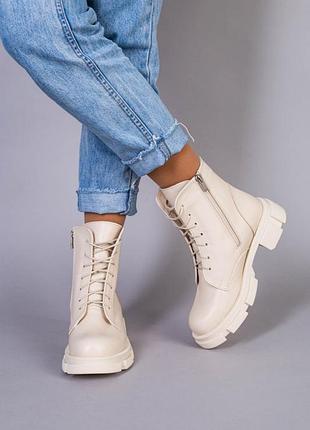 Ботинки женские кожаные молочного цвета на шнурках и с замком зимние