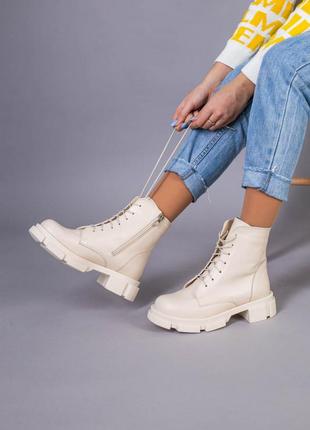 Ботинки женские кожаные молочного цвета на шнурках и с замком зимние