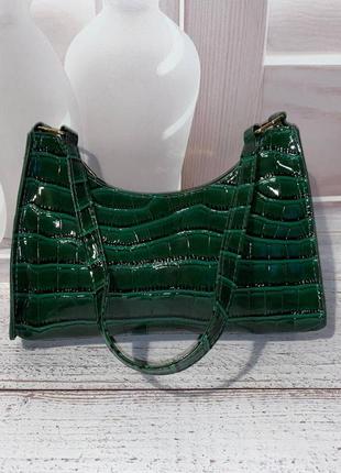Маленька жіноча сумочка зі штучної шкіри лакова в зеленому кольорі з тисненням під шкіру рептилії4 фото