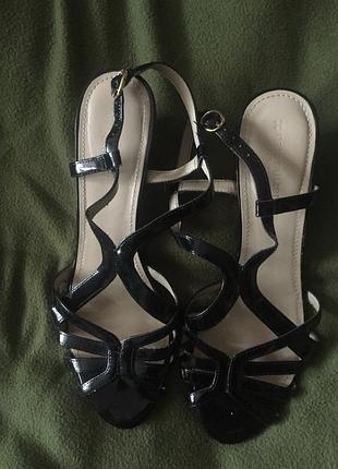 Босоножки на танкетке  40 размер