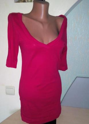 Трикотажная красная блузка с глубоким v-образным вырезом