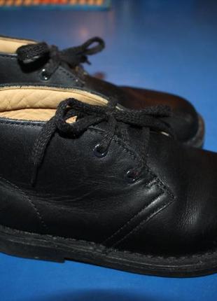Шикарні шкіряні черевики clarks для стильного хлопчика3 фото