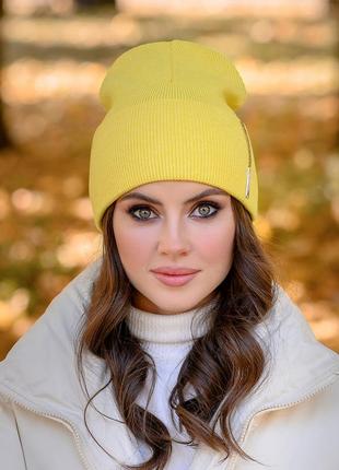 Женская желтая вязанная шапка с отворотом «барбара»